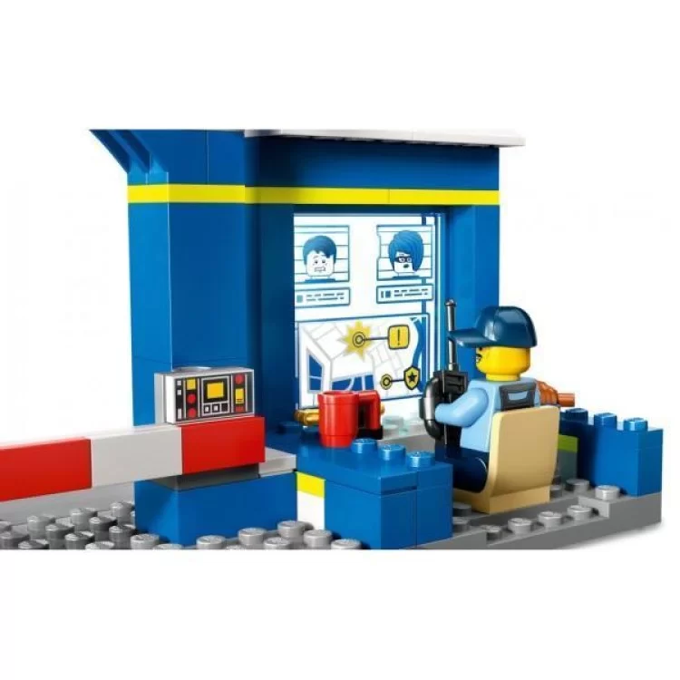 Конструктор LEGO City Преследование на полицейском участке 172 деталей (60370) характеристики - фотография 7