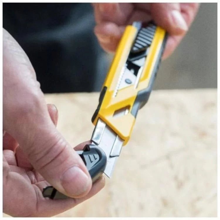 Нож монтажный Stanley Comfort, сегментное лезвие 18мм (STHT10266-0) - фотография 2