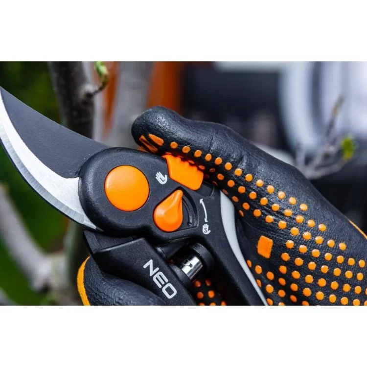 продаємо Секатор Neo Tools площинний, d різу 18мм, 200мм, 248г (15-202) в Україні - фото 4